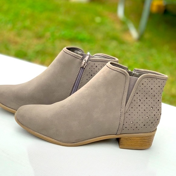 Wonder Nation Star Perforated Girls Ankle Boot New - Picture 1 of 9